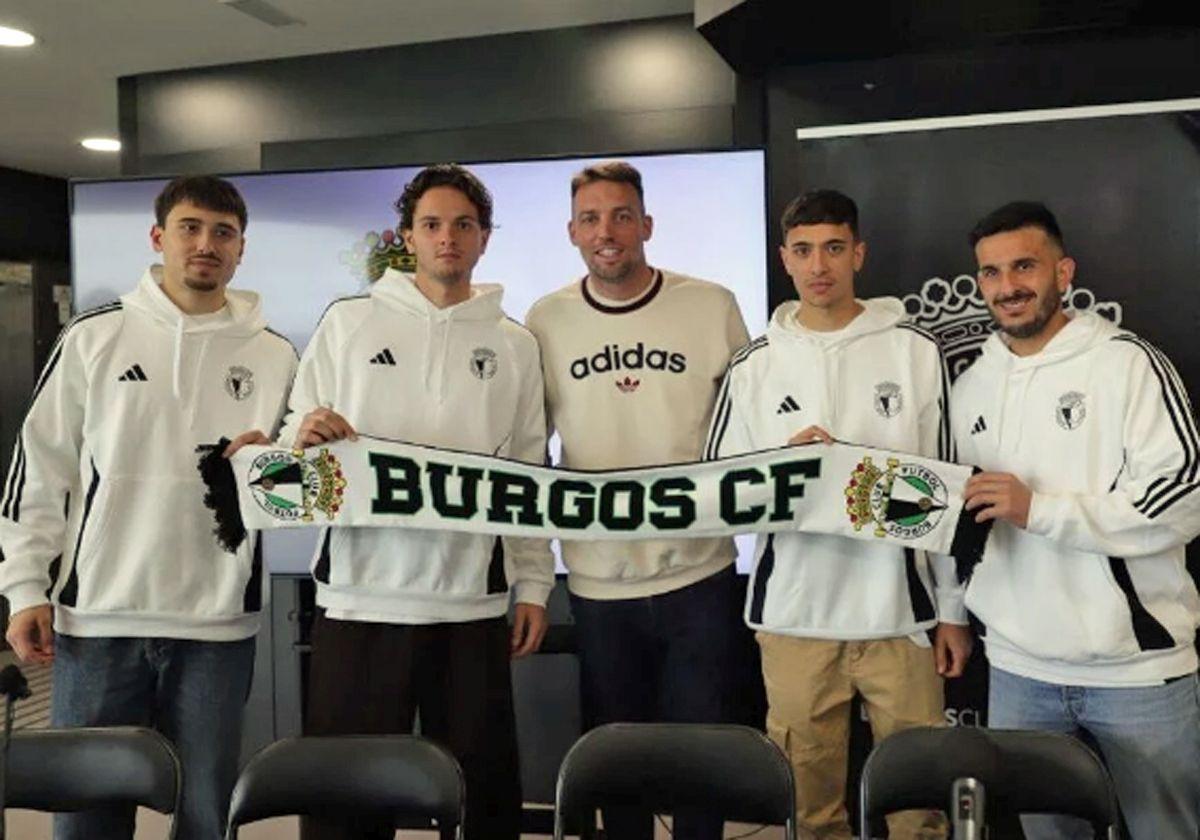 Michu, en el centro, junto a las nuevas incorporaciones del equipo blanquinegro.