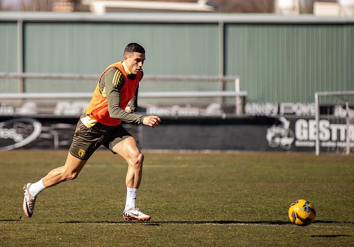Entrenamiento del Burgos CF previo al partido en La Romareda.