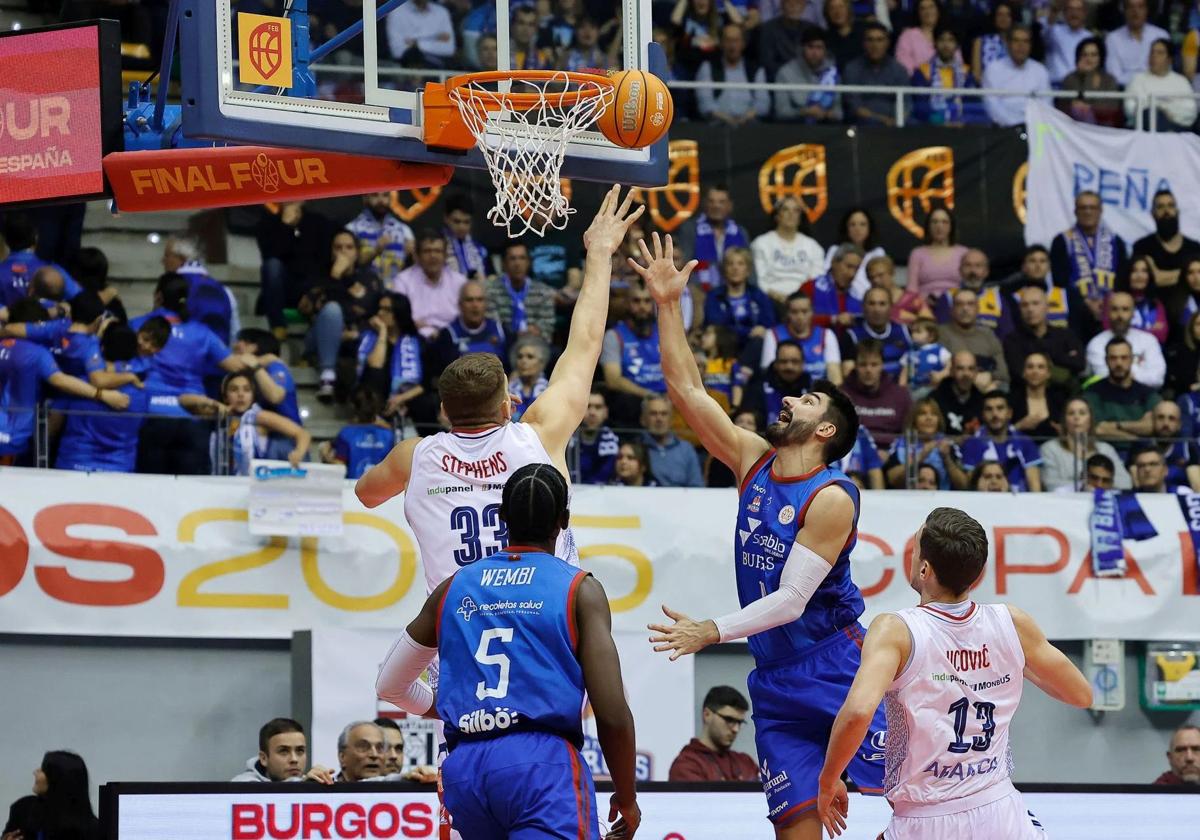 Jugadores del Silbö San Pablo y del Monbus Obradoiro en el Coliseum durante la final de la Copa España