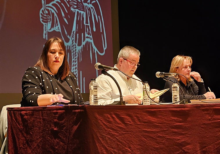 Carlos Calvo estuvo respaldado por Jennifer López, secretaria en funciones, y Mari Carmen Santirso, la tesorera