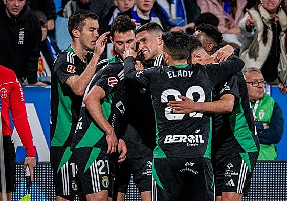 El Burgos CF celebra su gol ante el Real Zaragoza.