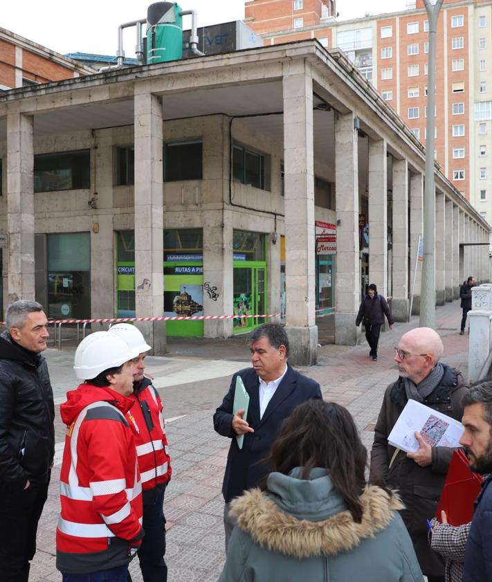 Imagen secundaria 2 - Hoy han comenzado los trabajos previos al derribo completo del edificio. 