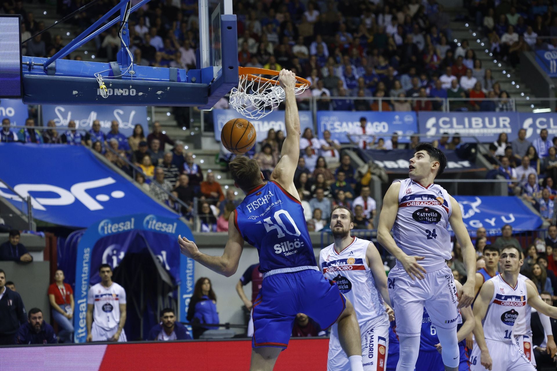 Jugadores del San Pablo Burgos y del Monbus Obradoiro en el Coliseum