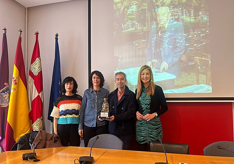 La Alcaldesa presidió un acto al que asistieron los hijos del artista