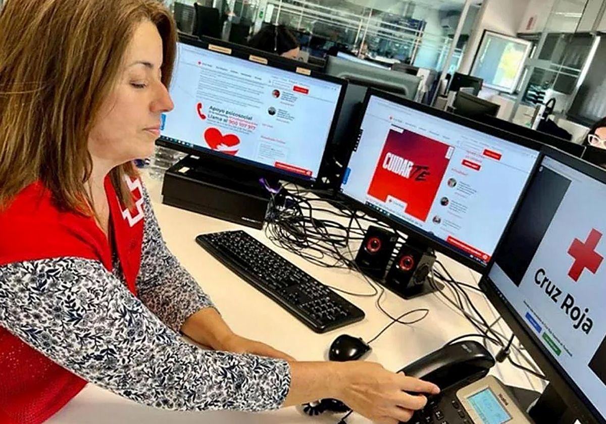 Personal de Cruz Roja atendiendo telemáticamente.