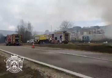 Aparatoso incendio de un camión en plena carretera en Burgos