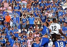 Imagen de un encuentro entre el Burgos CF y el Real Oviedo en El Plantío, con una gran presencia de aficionados asturianos.