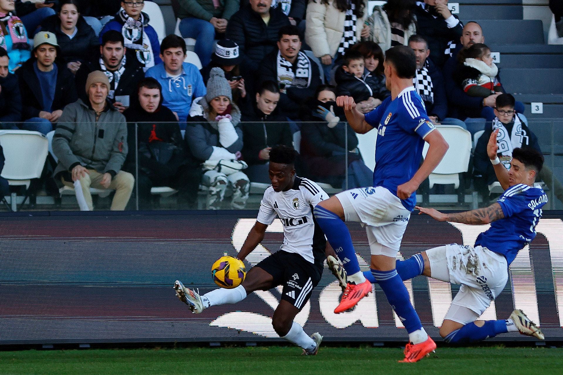 El Burgos deja escapar los tres puntos de El Plantío frente al Real Oviedo