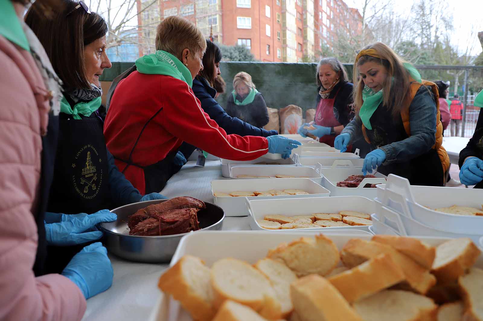 Así ha sido, en imágenes, el tracional reparto de cecina