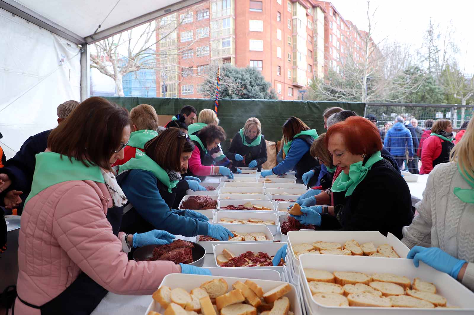 Así ha sido, en imágenes, el tracional reparto de cecina
