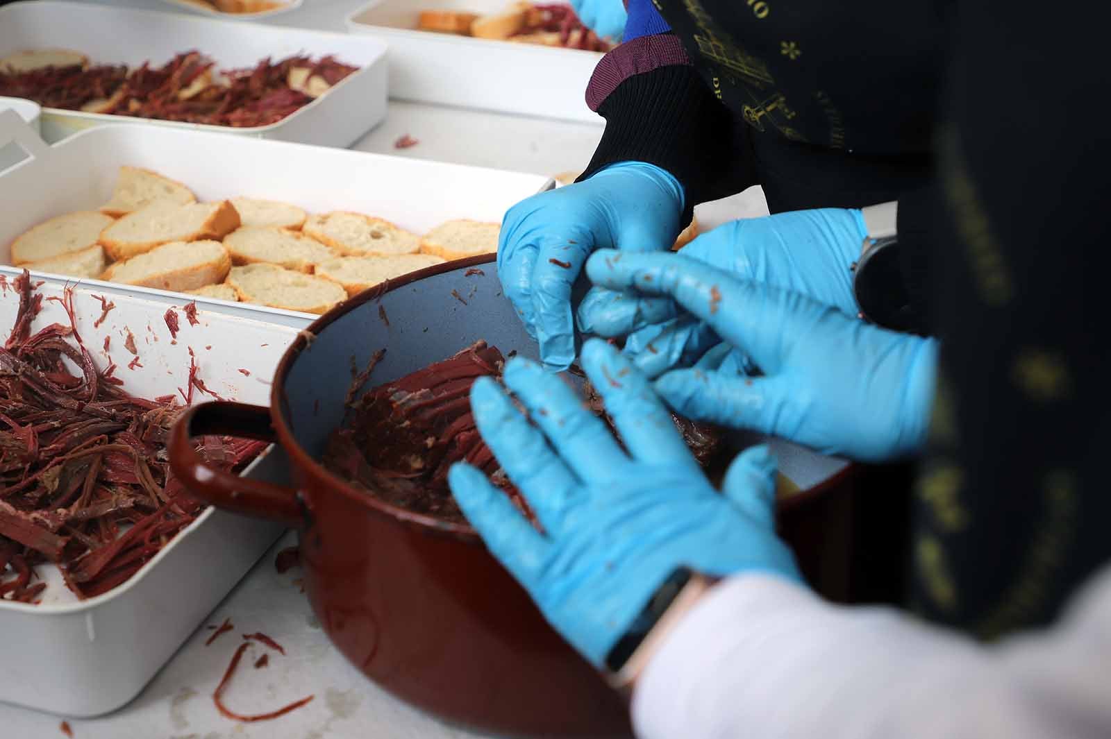 Así ha sido, en imágenes, el tracional reparto de cecina