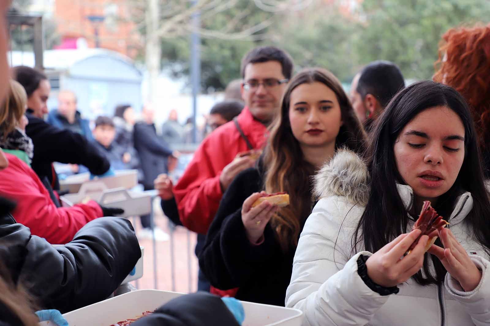 Así ha sido, en imágenes, el tracional reparto de cecina