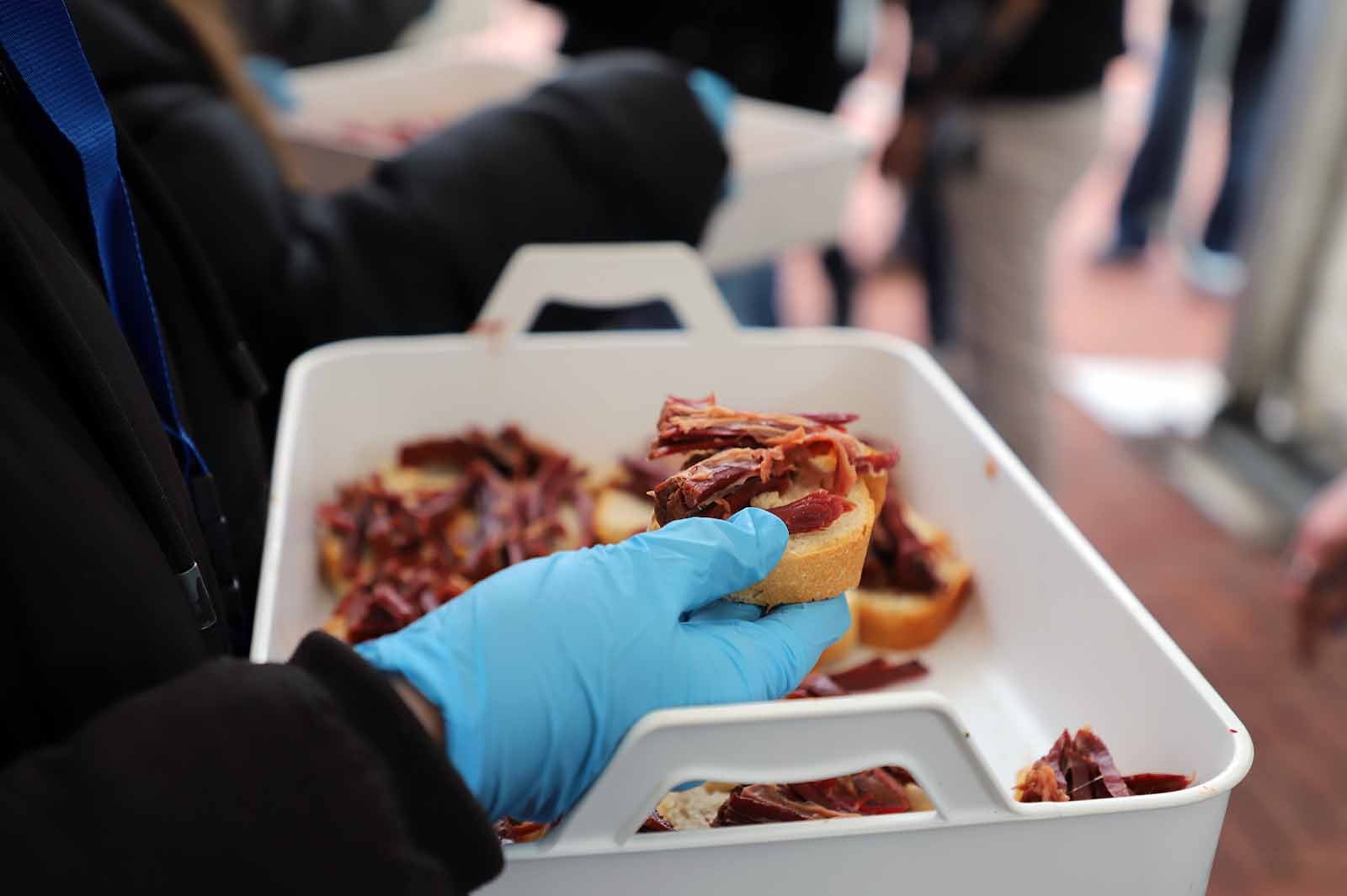 Así ha sido, en imágenes, el tracional reparto de cecina