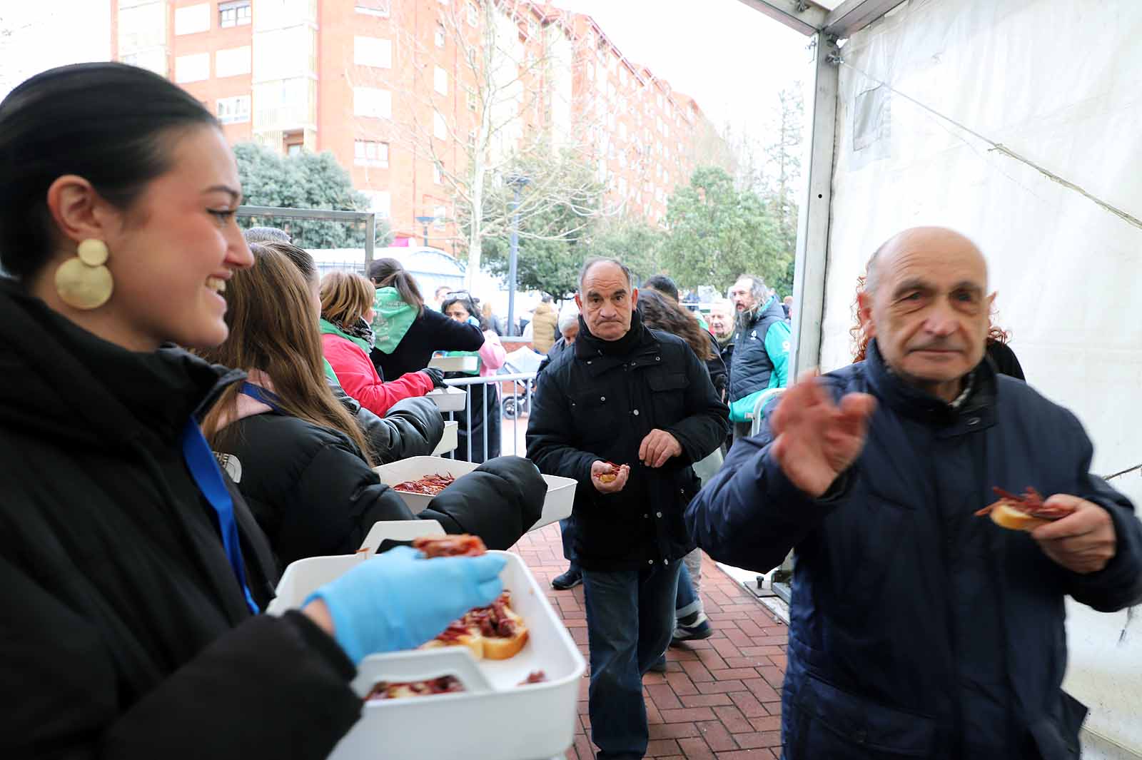 Así ha sido, en imágenes, el tracional reparto de cecina