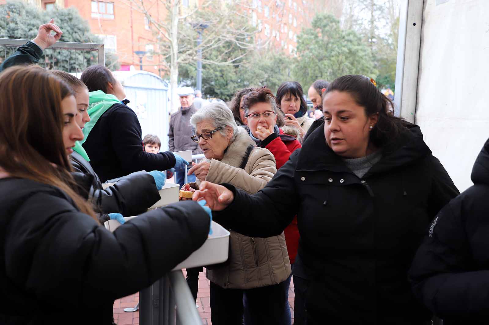 Así ha sido, en imágenes, el tracional reparto de cecina