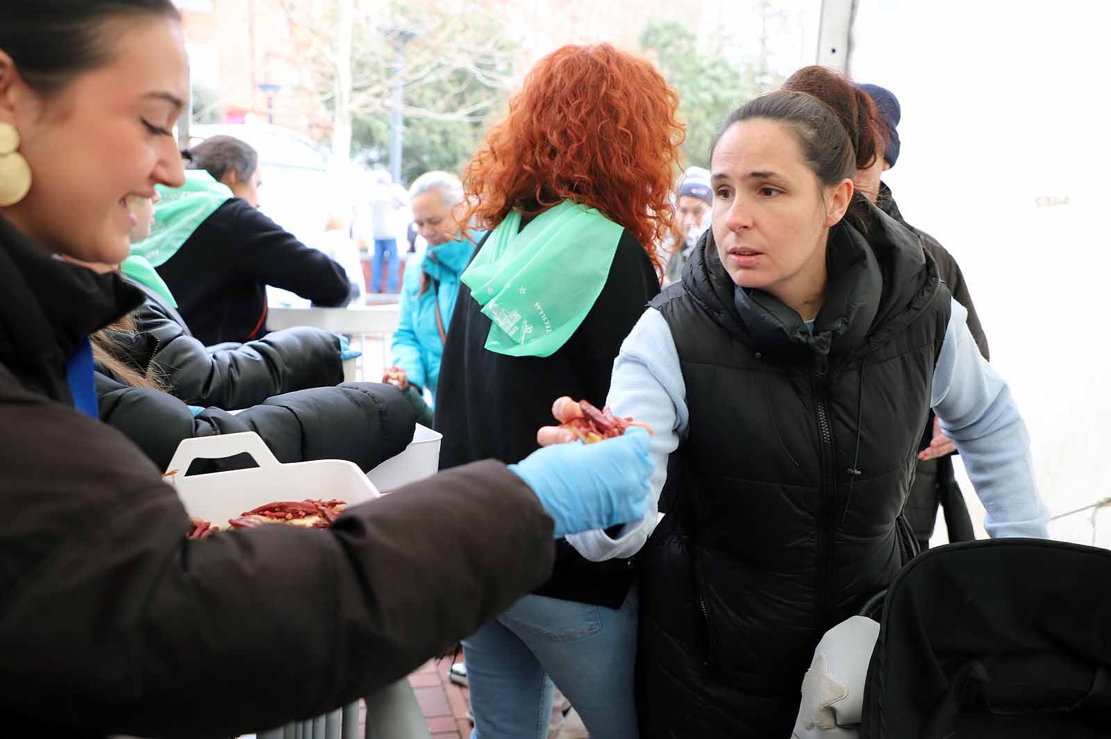 Así ha sido, en imágenes, el tracional reparto de cecina