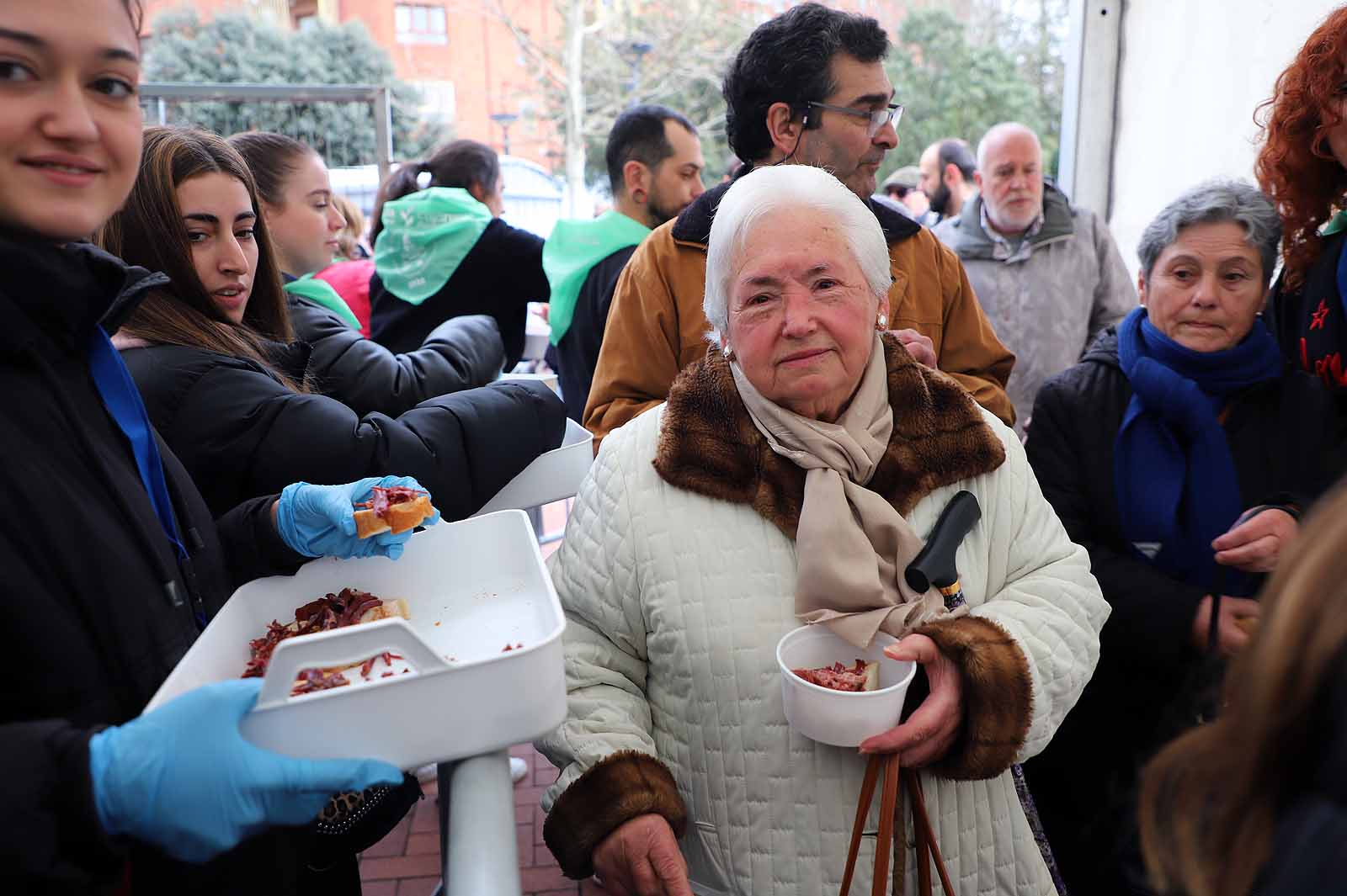 Así ha sido, en imágenes, el tracional reparto de cecina