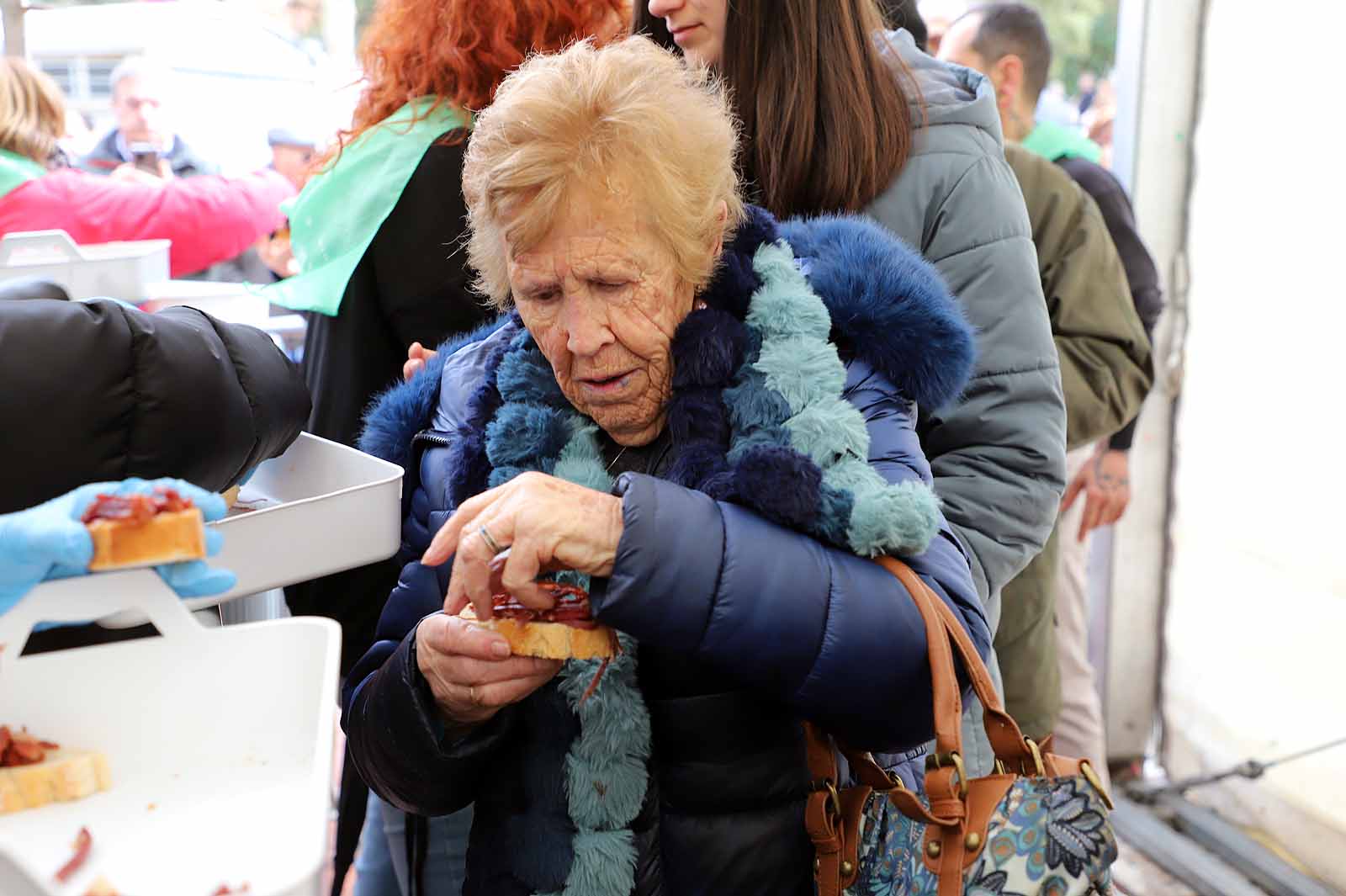 Así ha sido, en imágenes, el tracional reparto de cecina
