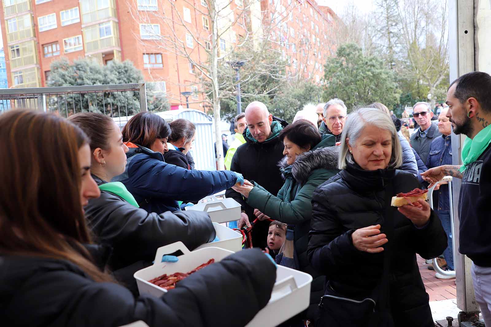 Así ha sido, en imágenes, el tracional reparto de cecina