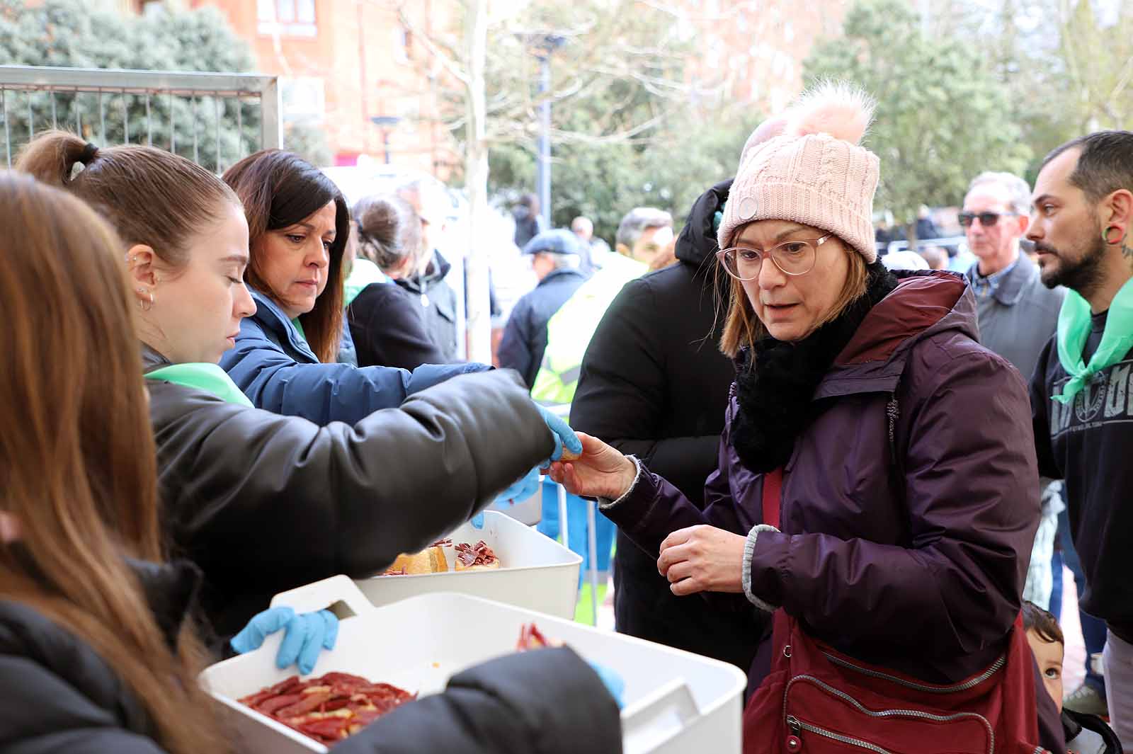 Así ha sido, en imágenes, el tracional reparto de cecina