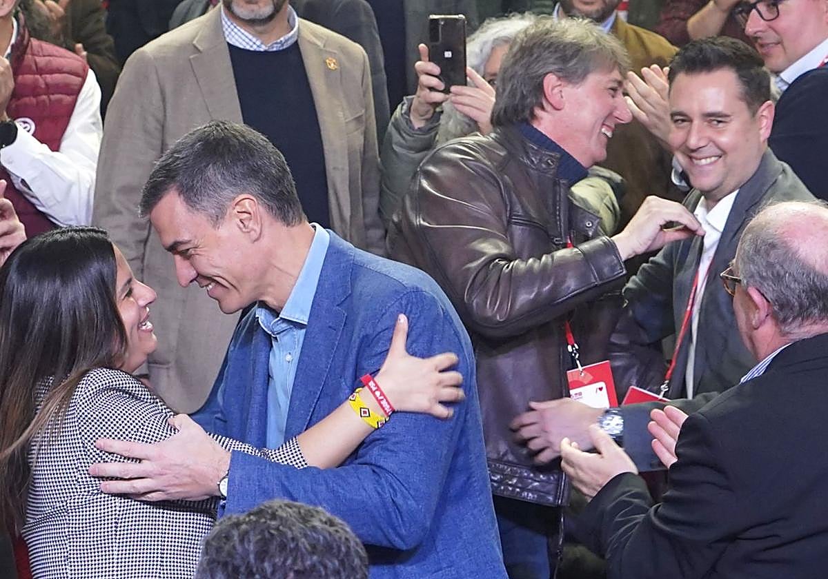 De la Rosa y Martínez, en segundo plano tras el presidente del Gobierno, Pedro Sánchez, en el Congreso Autonómico del PSOE.