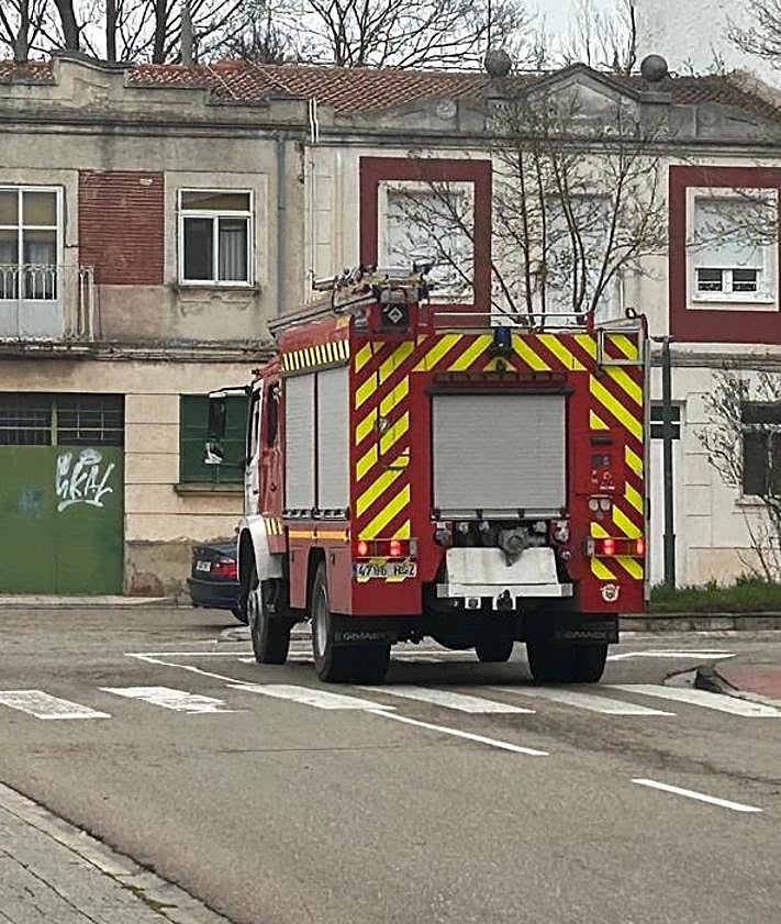 Imagen secundaria 2 - Los Bomberos de Burgos seguían trabajando en el lugar al amanecer. 