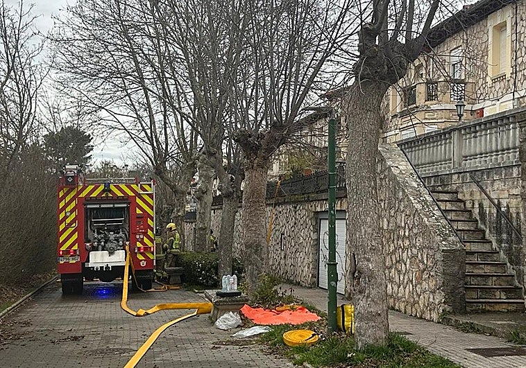 Los Bomberos de Burgos siguen trabajando en la vivienda quemada del paseo de los Pisones.