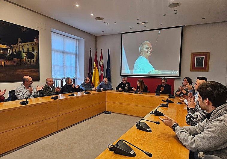 La alcaldesa ha hecho entrega de la estatuilla a los integrantes de la banda