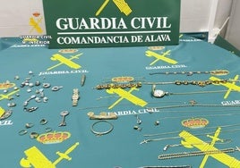 Joyas robadas e incautadas al ladrón.