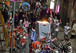 Decenas de comparsas participaron en el desfile