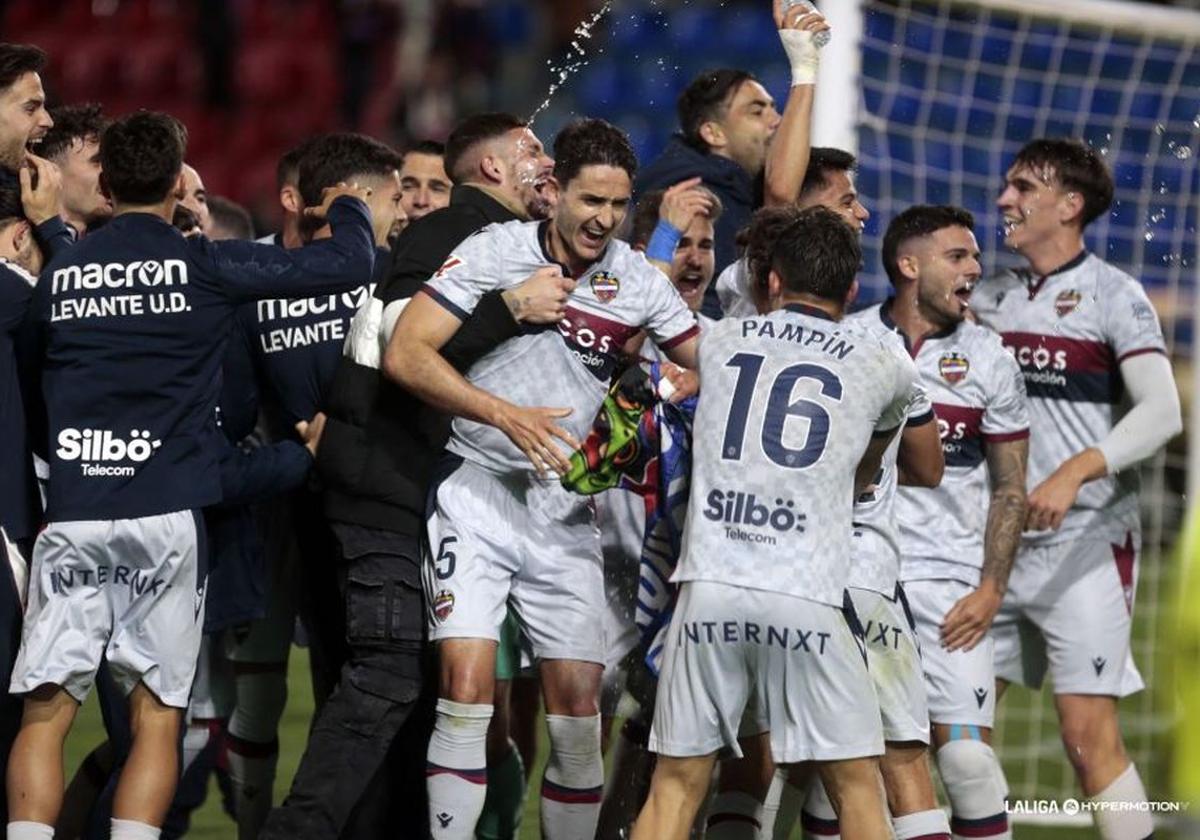 El Levante, con Elgezabal en primer plano, celebrando la agónica victoria frente al Eldense.