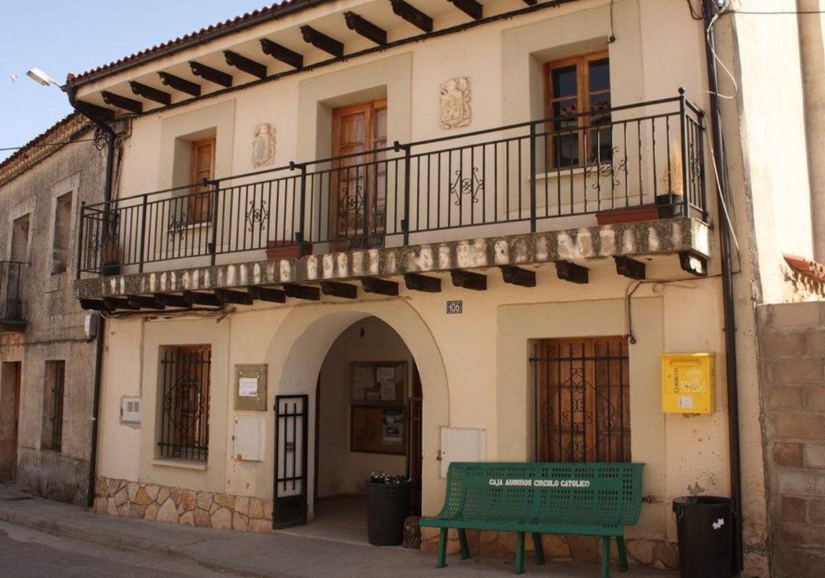 Vista del bar y el Ayuntamiento de Contreras, en Burgos.