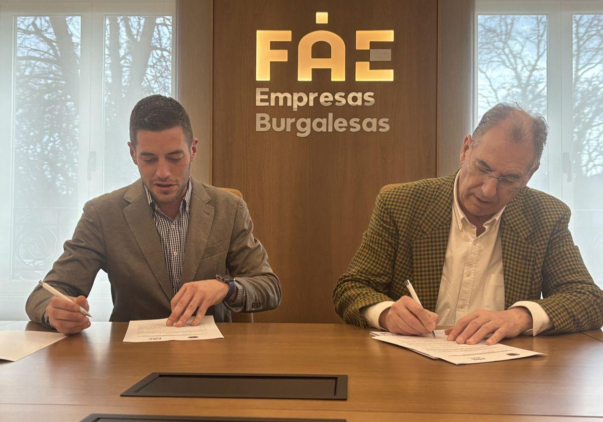 El alcalde del Melgar de Fernamental, Raúl Guantes, y el presidente de la organización empresarial, Miguel Ángel Benavente, en la firma del convenio.