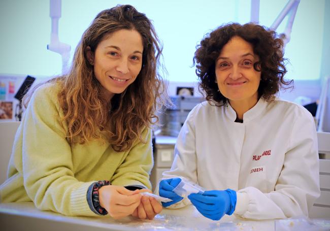 Marina Martínez de Pinillos (i.) y Pilar Fernández Colón con dos piezas dentales de esta gran colección del Ratón Pérez del CENIEH.