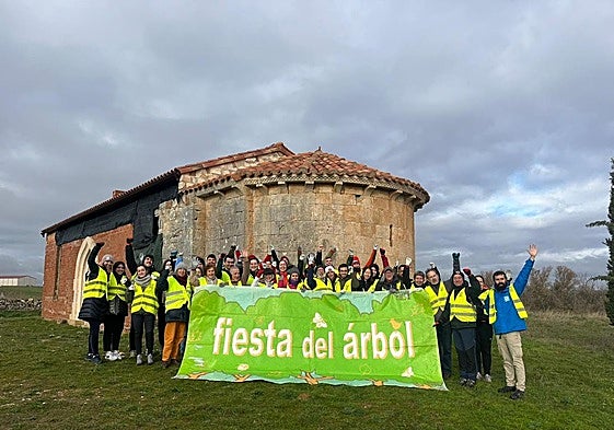 Voluntarios preparados para la plantación de árboles.