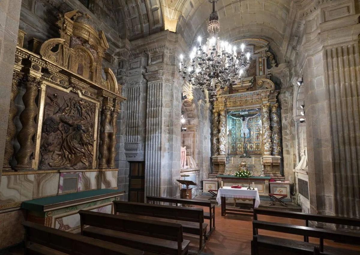 Imagen secundaria 1 - Catedral de Santiago de Compostela y la capilla del Santo Cristo de Burgos. 