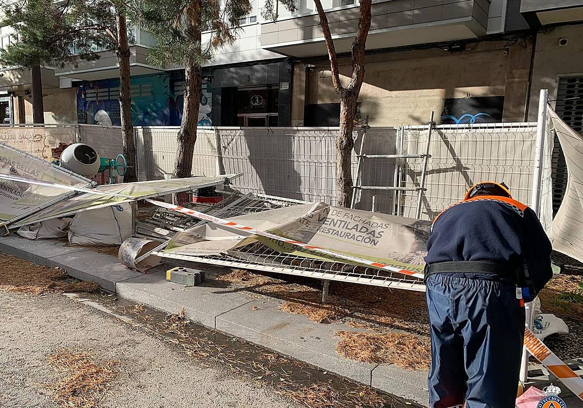 Vallas tiradas en el suelo por un temporal de viento en Burgos.