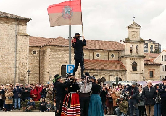 Sobre una cama de espadas, un danzante eleva la bandera de Burgos en el homenaje a Porcelos.