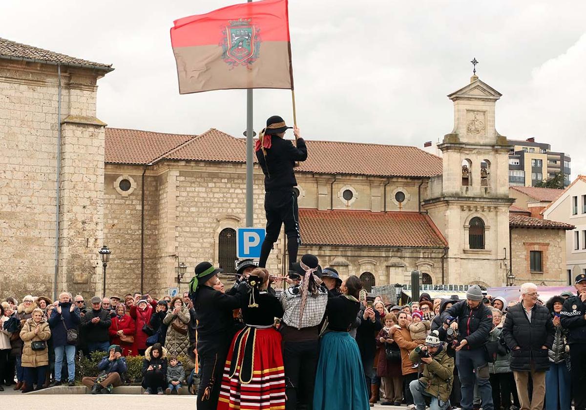 Sobre una cama de espadas, un danzante eleva la bandera de Burgos en el homenaje a Porcelos.