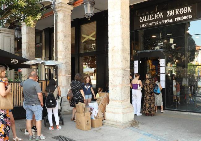 Colas a la entrada de la tienda de Harry Potter en Burgos en julio de 2024.