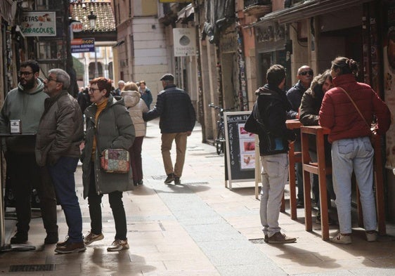 Visitantes y burgaleses en los bares y restaurantes del centro de Burgos