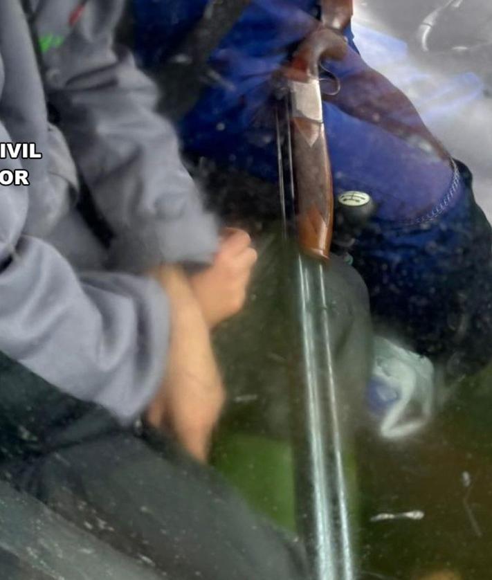 Imagen secundaria 2 - Pillado en Burgos mientras conducía con una escopeta cargada para cazar sin permiso en un coto