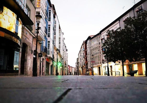 La calle Laín Calvo, del centro de Burgos, vacía completamente durante el confinamiento por la covid.