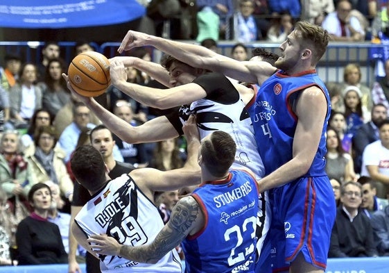 Momento del partido entre San Pablo y Tizona.