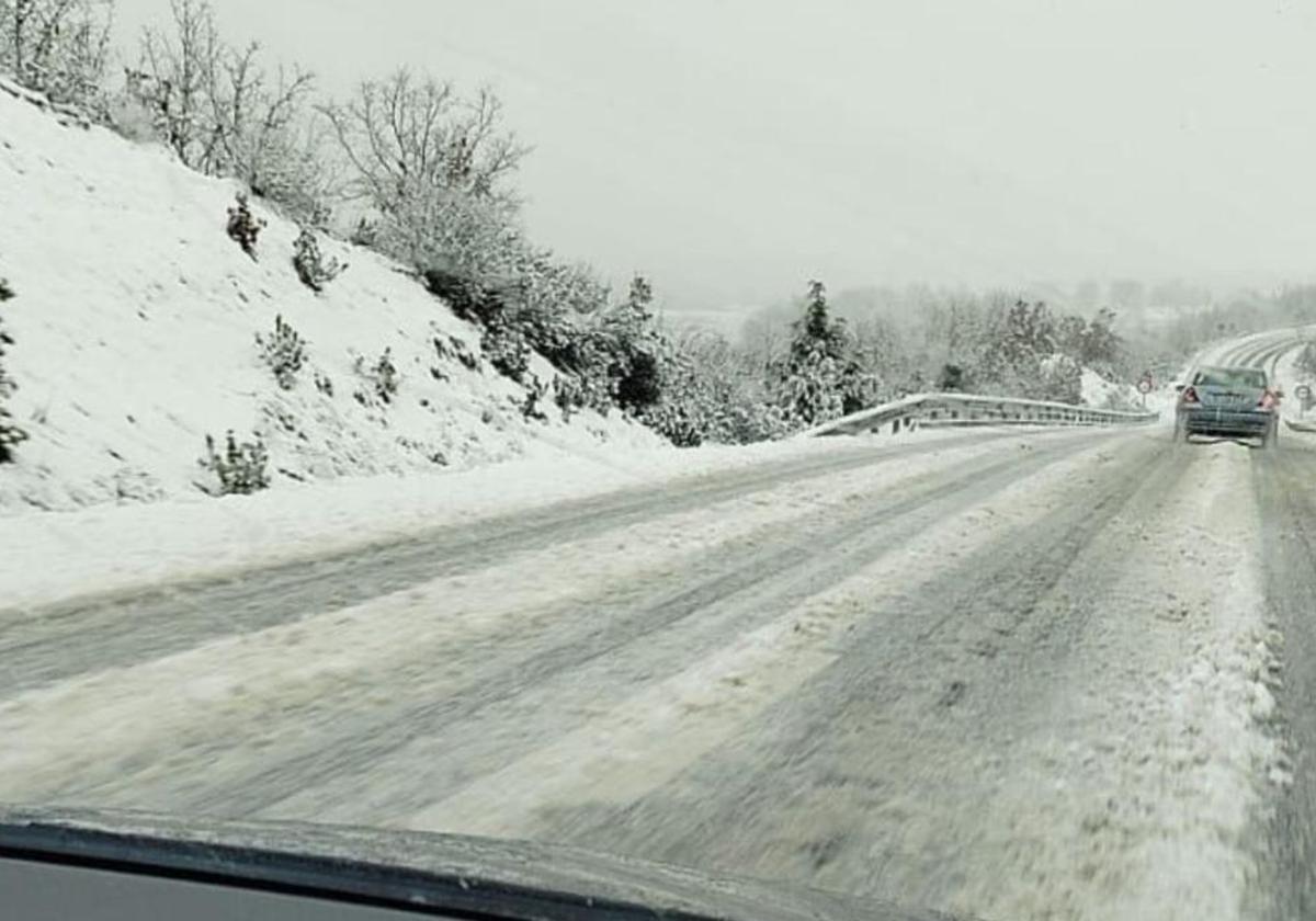Imagen de archivo de la carretera entre Palacios y Quintanar de la Sierra nevada.