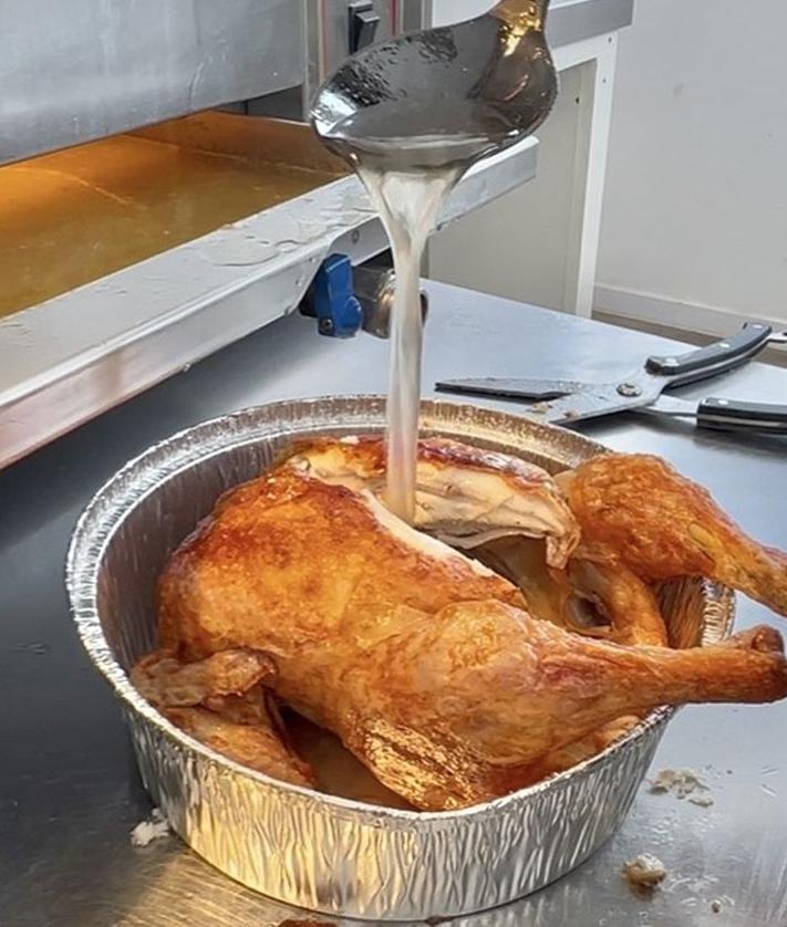 Imagen secundaria 2 - El nuevo asador de pollos que triunfa en Burgos