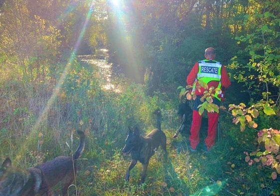 Los voluntarios del GREM durante una búsqueda cerca de San Millán a la orilla del río.
