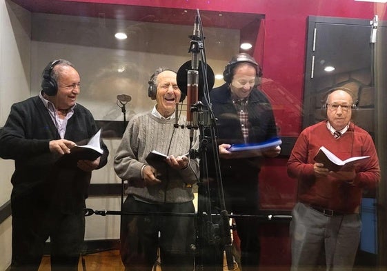 Algunos miembros del coro en la grabación del disco en Aranda.