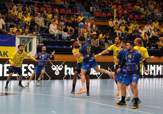 Jugadores del Club Balonmano Villa de Aranda y del Club Deportivo Bidasoa Irún.