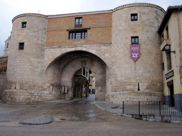 Mira qué arco tan bonito. ¿A qué pueblo pertenece?